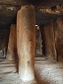 Mohutné monolitické sloupy uvnitř prehistorické dolmenové jeskyně Cueva de Mengase