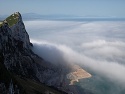 Výhled na The Top of the Rock a mlhu nad gibraltarským letištěm