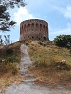 Historická strážní věž Torre de Aranguren nedaleko marocké hranice na Ceutě