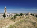 Výhled do krajiny přes věž kostela ve městě Medina-Sidonia