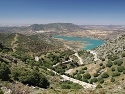 Výhled k nádrži Embalse de Zahara ze sedla Puerto de las Palomas