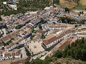 Výhled z věže maurského hradu na městečko Zahara de la Sierra