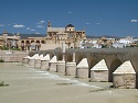 Córdoba – římský most Puente romano přes řeku Guadalquivir s mešitou-katedrálou v pozadí