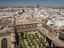 Výhled na Sevillu z věže Giralda přes zahrady pod katedrálou