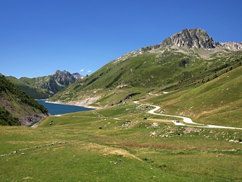 Přehrada Grand Maison jižně od sedla Col du Glandon