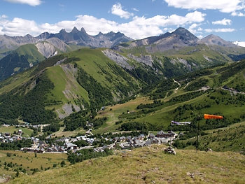 Městečko Pierre-Aigüe a hory Les Aiguilles d'Arves od Col de la Croix de Fer