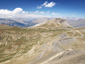 Severní výhled z Cima de la Bonette přes Col de la Bonette a Col de Restefond