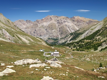 Severní výhled z Col de la Cayolle k Refuge de la Cayolle