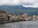 Výhled přes řeku Isère a město Grenoble k hřebenu Vercors