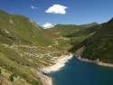 Silnice nad přehradou Grand Maison před sedlem Col du Glandon