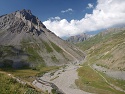 Údolí Combe de Mortavieille a vrchol Roche Olvéra při stoupání na Col du Galibier