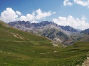 Výhled přes Prés Galibier a Rochers de Grand Paré při stoupání na Col du Galibier