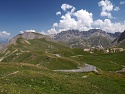 Planiny Prés Galibier na severní straně pod Col du Galibier, Roche Olvéra a Rochers de Grand Paré