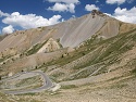 Jedna z posledních serpentin na Col d'Izoard pod vrcholem Turge de la Suffie (3 024 m)