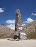 Vrcholový pilíř na Col d'Izoard (2 360 m, převýšení 1 000 m)