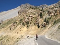 Kamenné svahy la Casse Déserte na jižní straně Col d'Izoard