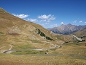 Horní část údolí Versant se silnicí na Bonette a výhldem na Tête de Siguret (3 032 m)