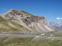 Bunkry podél silnice v sedle Col de Restefond