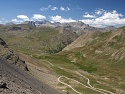 Údolí Vallon de Restefond s výhledem na hory Mont Pelat (2051 m) a les Tête l'Estrop (2 961 m)