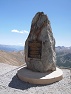 Vrcholový kámen pod Cima de la Bonette (2 802 m) na 2. nejvyšším místě v Evropě dostupném po asfaltu