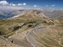 Severní výhled z Cima de la Bonette přes Col de la Bonette a Col de Restefond