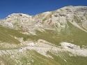 Sjezd z Col de la Bonette pod Mont des Fourches (2 342 m) s ruinami pevnosti