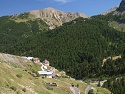 Výhled přes vesnici Bousiéyas při sjezdu do údolí Tinée