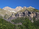 Hřeben hor masivu Mont Pelat (3 051 m) od městečka Entraunes