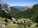 Údolí Var pod Col de la Cayolle s masivem hory Sommet de la Frema (2 747 m)