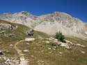 Severozápadní výhled z Col de la Cayolle (2 326 m) na vrchol Le Cimet (2 030 m)