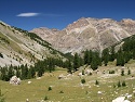 Údolí pod Col de la Cayolle s vrcholem Ventebrun (2 872 m)