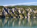 Skalnatý břeh jezera Lac de Serre-Ponçon