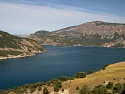 Jezero Lac de Serre-Ponçon, vlevo v dáli hora Mont-Ventoux