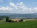 Krajina na jihozápadním okraji jezera Bielersee, na obzoru pohoří Jura