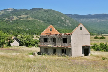 Zničený dům na planině Livansko polje