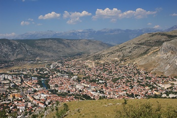 Výhled na Mostar z vrchu Hum odkud město odstřelovali Chorvati