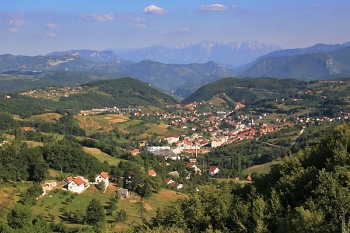 Výhled přes městečko Prozor k pohoří Prenj