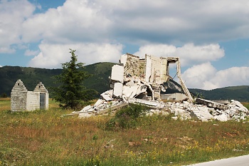 Zničené domy jsou mementem občanské války z 90. let 20. st.