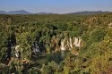 Vodopády Kravice nasvícené ranním sluncem a zatím bez lidí