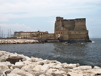 Castel dell’Ovo – ostrovní pevnost spojená s pevninou krátkou hrází