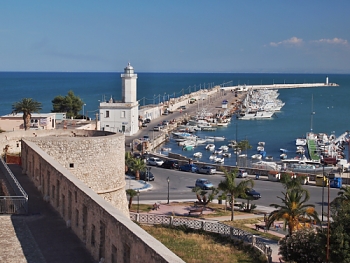 Výhled z hradeb na přístav v letovisku Manfredonia