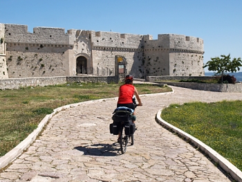 U normandského hradu Castello di Monte Sant'Angelo na Garganu