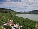 Výhled k Neapolskému zálivu přes Lago d'Averno – jezero v bývalém sopečném kráteru