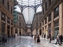 Galleria Umberto I. – obchodní pasáž na půdorysu kříže s centrální kopulí vysokou 57,5 m