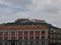 Castel Sant’Elmo z Piazza del Plebiscito v Neapoli