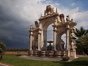 Fontana del Gigante na neapolském nábřeží, v pozadí Vesuv