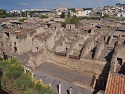 Vykopávky města Herculaneum zničeného erupcí Vesuvu 24. srpna roku 79