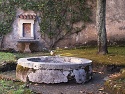 Malá rajská zahrada v kartuziánském klášteře Certosa di San Lorenzo v Padule