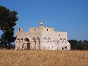 Románská katedrála Santa Maria Maggiore di Siponto před letoviskem Manfredonia