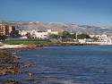 Letovisko Manfredonia a na kopci městečko Monte Sant'Angelo na jižní straně poloostrova Gargano